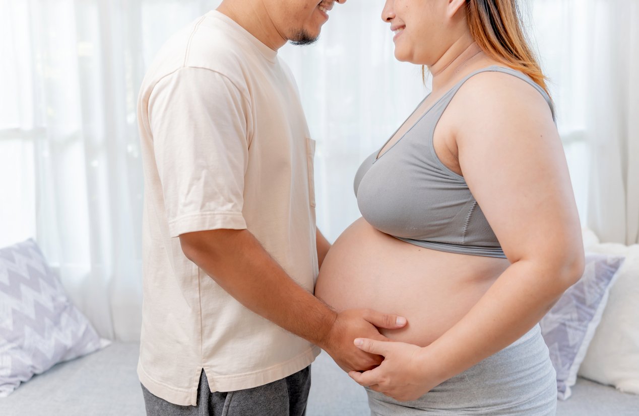 Image of an overweight pregnant couple.