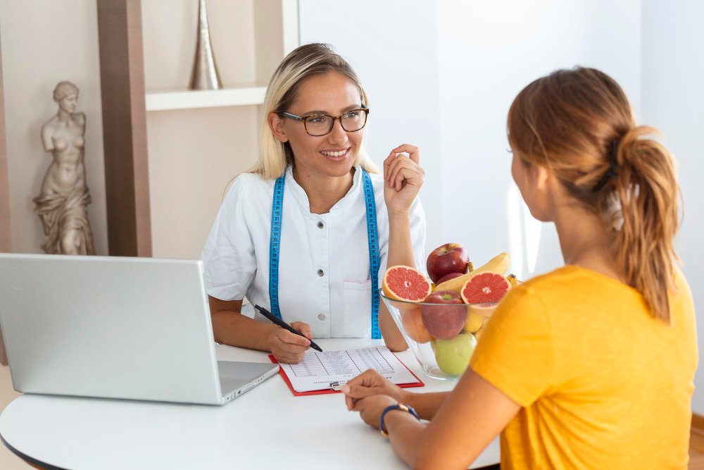 Patient consulting a nutritionist at a Melbourne weight loss clinic for dietary guidance.
